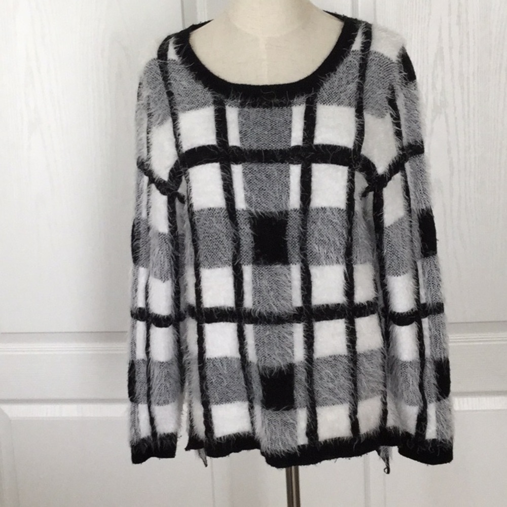 🛍 Lauren Michelle Black & White Sweater